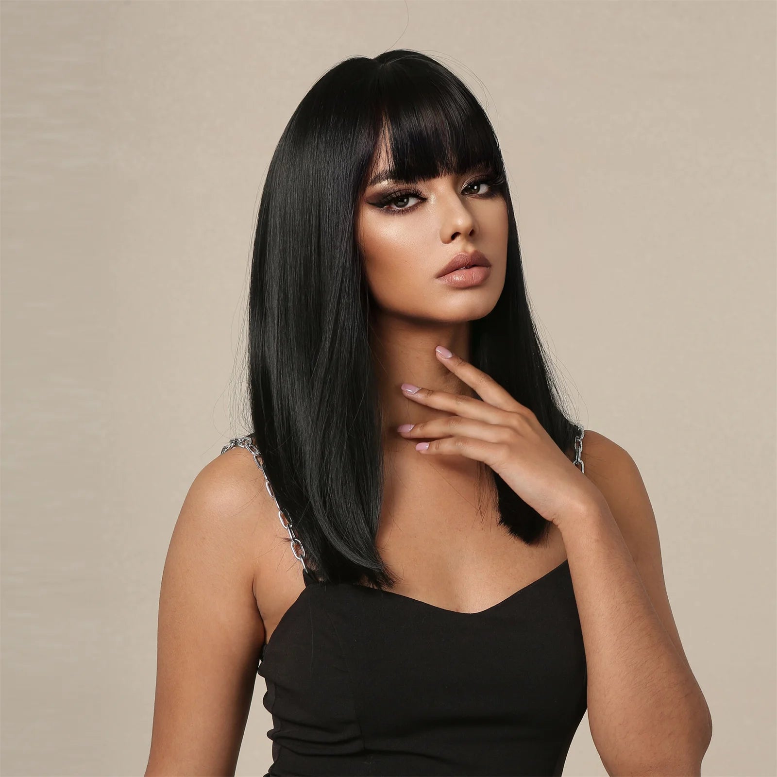 Perruque synthétique noire lisse au carré avec frange, mi-longue, dégradée, idéale pour le cosplay et les femmes. Cheveux naturels, résistante à la chaleur.